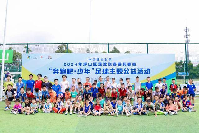 长沙一女因小事对4岁男孩大动肝火，引发网络风波